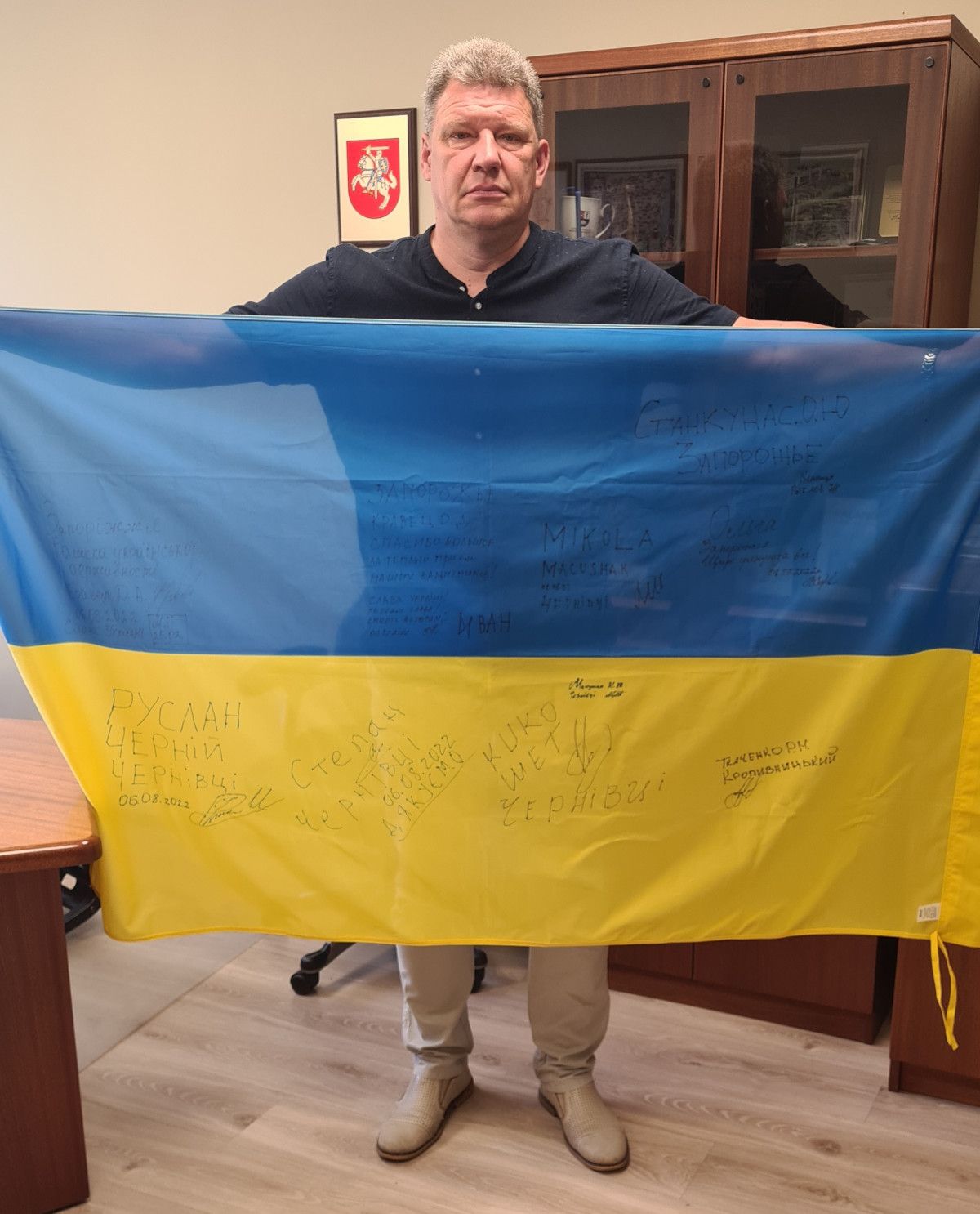 Tomas Julius Žulkus, „Pušynas“ direktorius gavo brangią dovaną: ukrainiečių vėliavą su Palangoje reabilituotų ukrainiečių parašais