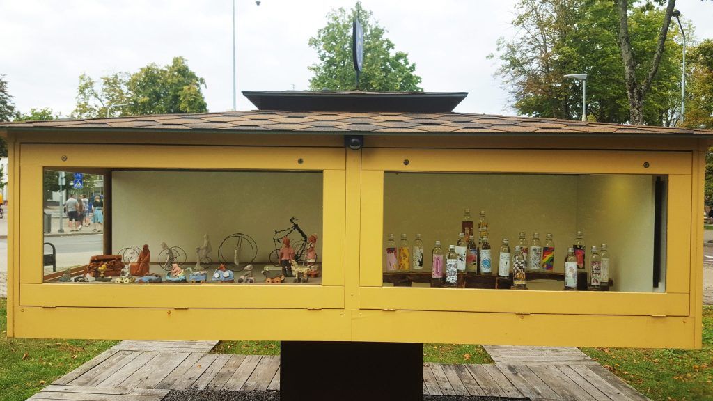 Miniatiūrų mini galerijoje Palangoje – paroda „Kurk etiketę daiktui, ne žmogui!“