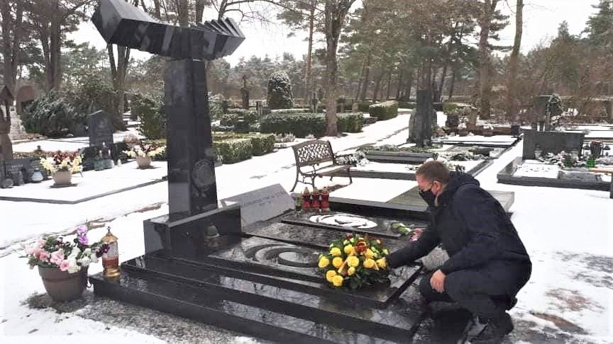 Meras Šarūnas Vaitkus padėjo gėlių ant signataro V. Ulbos kapo