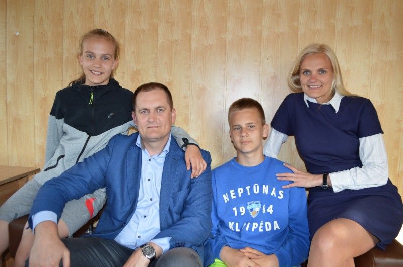 Justė, Alvydas, Rokas ir Aurelija neįsivaizduoja gyvenimo be krepšinio, kaip ir gyvenimo be vienas kito palaikymo bet kurioje situacijoje.