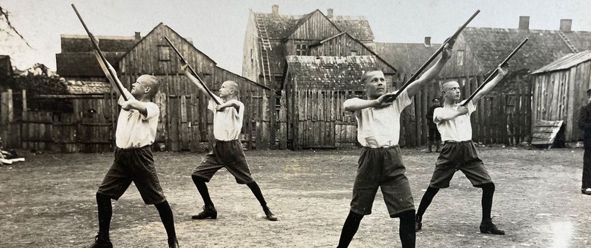 Atėjus pavasariui gera pasimankštinti erdviame progimnazijos kieme, 1924 m. balandžio 23 d. Jono Grudzinsko archyvas