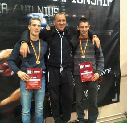 R. Remeika (centre) su medalius pelniusiais ugdytiniais E. Šemeta (kairėje) iš Palangos ir M. Mažeika iš Prienų.