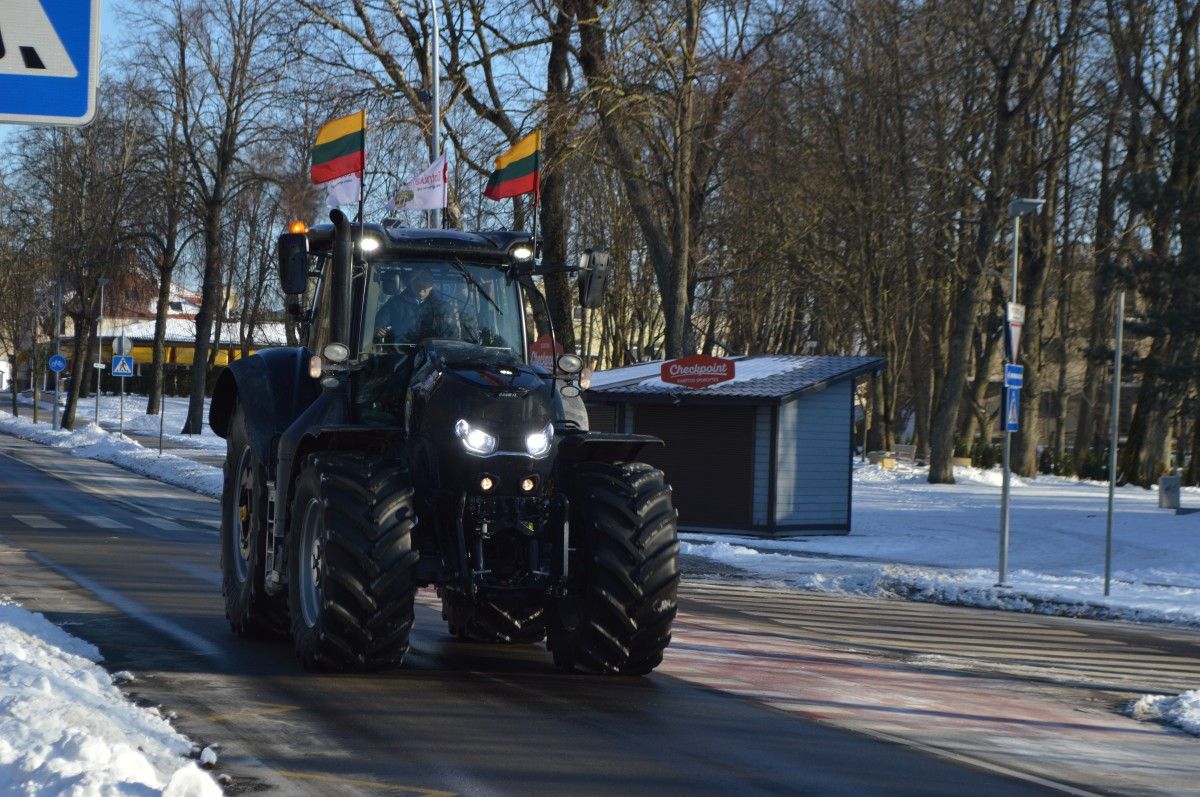 Trispalvėmis vėliavėlėmis pasipuošęs traktorius Palangos gatvėmis riedėjo antradienį priešpiet.