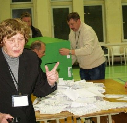 Aikštės apylinkės rinkimų komisijos pirmininkė A.Kaminskienė: „Pasikeitus rinkimų įstatymui, rinkėjų kortelių einant balsuoti turėti nebėra būtina“.