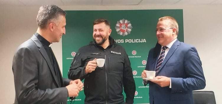 (Iš kairės) Klebonas Kęstutis Balčiūnas, komisaras Algirdas Budginas ir meras Šarūnas Vaitkus