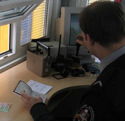 Klaipėdos uoste VSAT pareigūnai sulaikė iš Švedijos keltu atvykusį Palangos gyventoją, kuris patikrinimo metu pateikė, įtariama, suklastotą vairuotojo pažymėjimą. / VSAT nuotr.