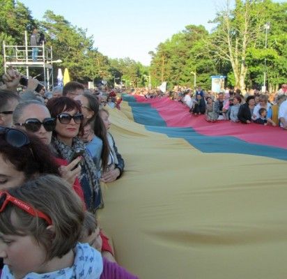 Per J. Basanavičiaus gatvę nusidriekė vieno kilometro ilgio Lietuvos Respublikos vėliava.