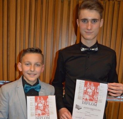 Iš Prahos grįžo su Auksiniais diplomais