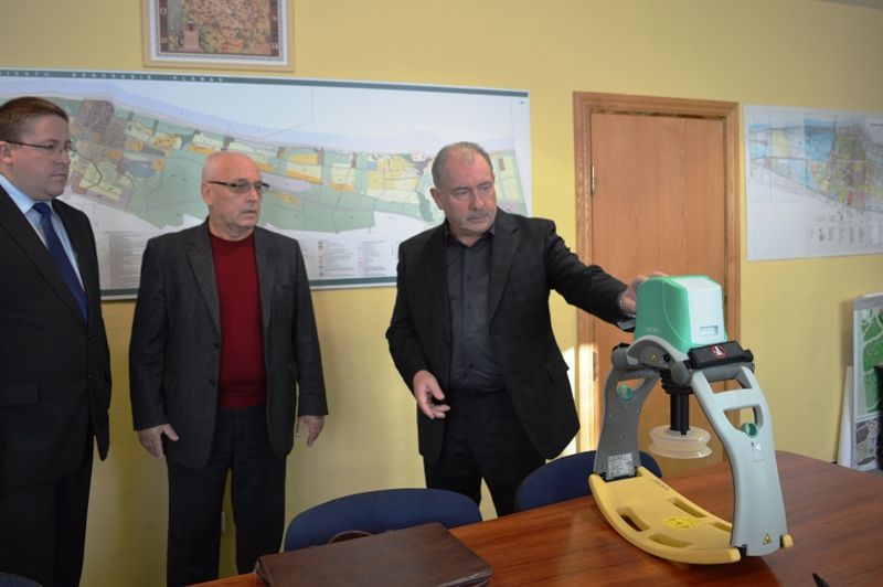 Klaipėdos Greitosios medicinos pagalbos (GMP) stoties vyriausiais gydytojas Rimvydas Juodviršis bei Klaipėdos Jūrininkų ligoninės Palangos departamento vadovas Remigijus Kirstukas kurorto merui Šarūnui Vaitkui pristatė naująją išorinio širdies masažo sist