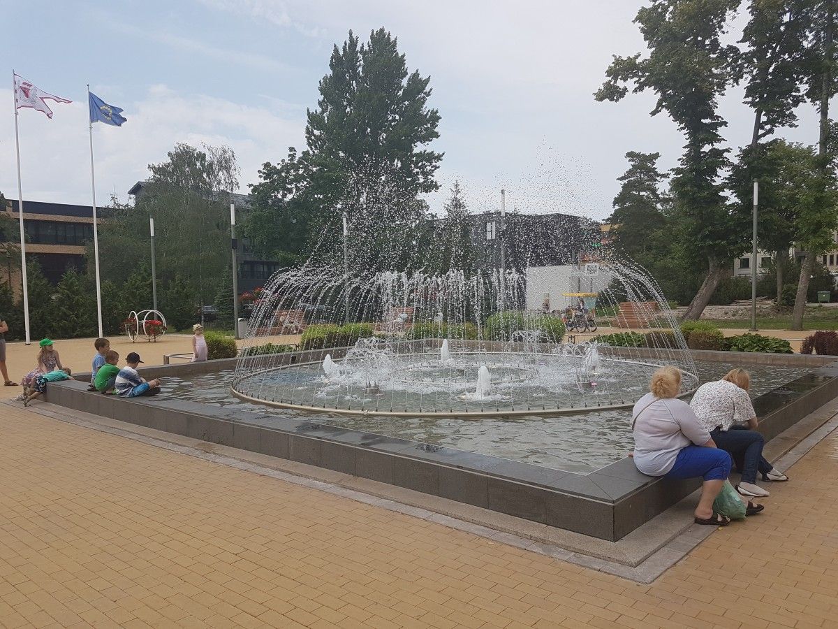 Tropikų karštis Palangos nevargina, gimnazija dėl jo teko nutraukti kelias pamokas