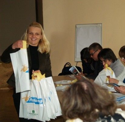 Kursų dalyviai susidomėję vartė K. Kubeldzienės (kairėje) įteiktus bukletus apie Palangą.