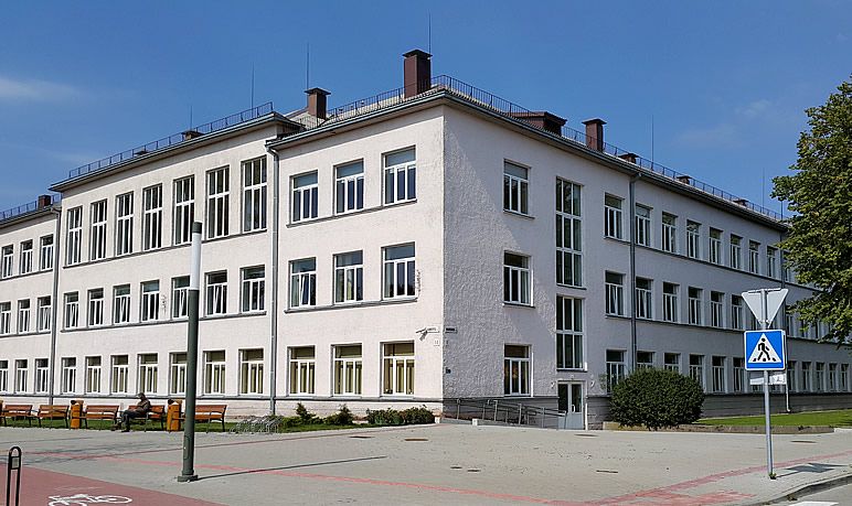Palangos senąją gimnaziją baigė 79 abiturientų laida