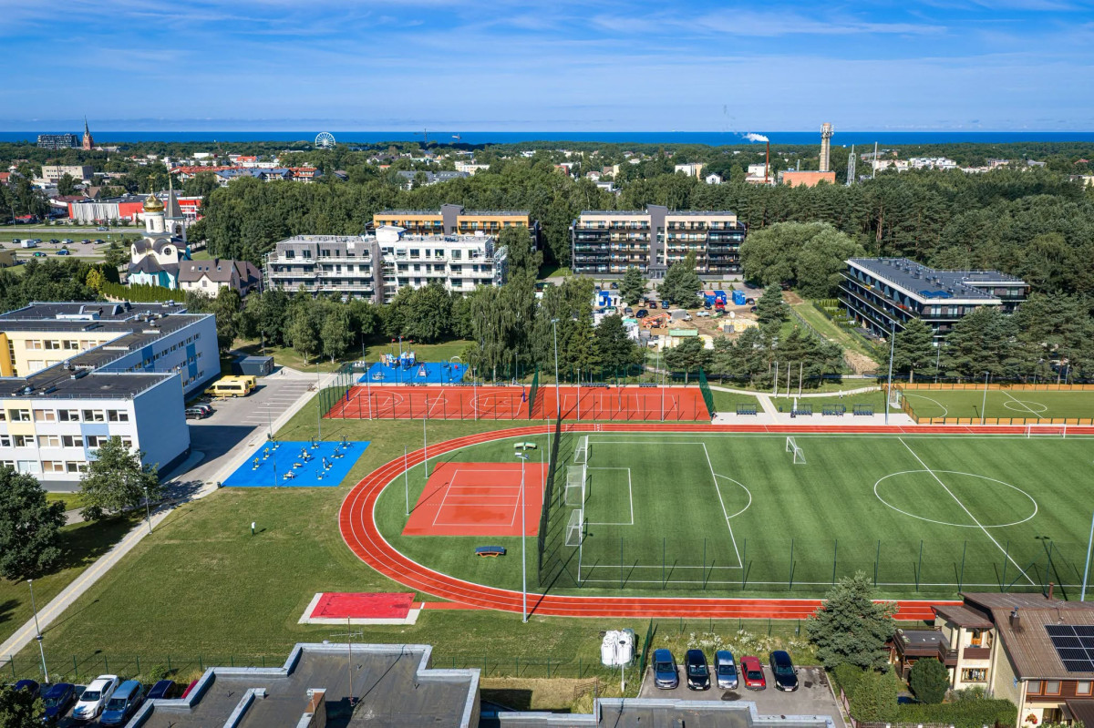 „Baltijos“ pagrindinės mokyklos stadioną su modernia dirbtinės dangos futbolo aikšte, krepšinio, tinklinio, treniruoklių aikštelėmis pamėgo aktyvaus laisvalaikio mėgėjai