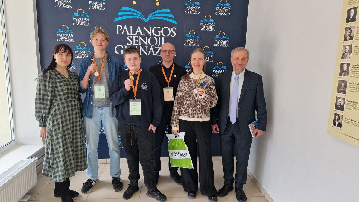 Gimnazijos pavaduotoja ugdymui Sandra Žutautienė, geografijos olimpiadų nugalėtojai gimnazistai Jokūbas Gudaitis ir Tomas Jakubauskas, geografijos mokytojas Nerijus Vaišvila, gimnazistė Mūza Olimpija Svetickaitė, direktorius Leonas Šidlauskas.