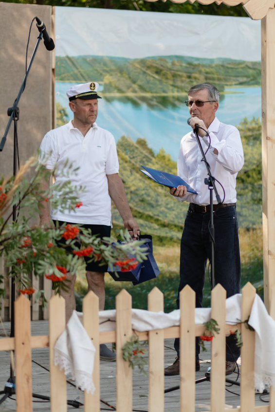 Palangos balandininkų klubo pirmininkas Reinoldas Liaudanskas Palangos miesto mero vardu sveikina punskiečius su Žolinėmis