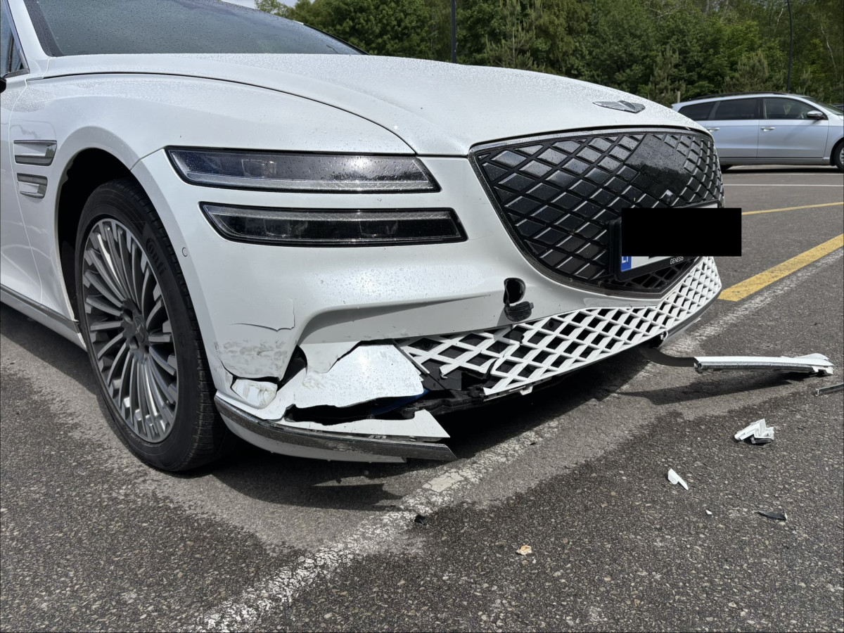 Palangoje nepilnametis elektriniu mopedu apgadino automobilį ir pasišalino. Kaltų nebus?