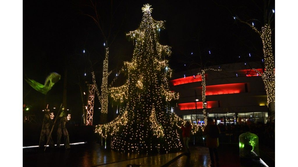 Palanga patrankos šūviais ir efektingu Kalėdinės eglės įžiebimo spektakliu visus įsuko į šventinį ratą