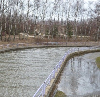 Sekmadienį patvinusi Rąžė lipo iš krantų.
