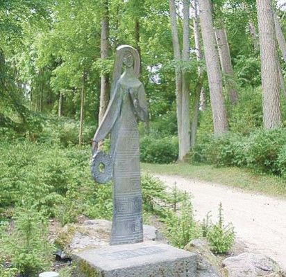 Skulptorės Konstancijos Petrikaitės – Tulienės sukurta skulptūra pastatyta 1965 m. simbolinėje kunigaikštienės Birutės amžino poilsio vietoje, Birutės kalno papėdėje ant akmens, kuriame iškaltas užrašas „Tau, Birute”.