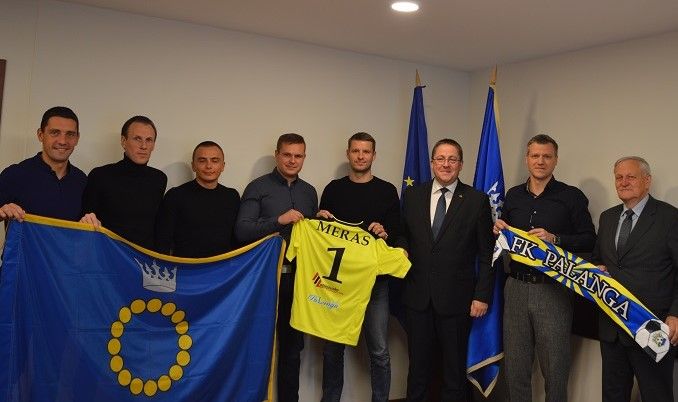 Čempionų titulą iškovojusiems „Palangos“ futbolininkams – Palangos vėliava