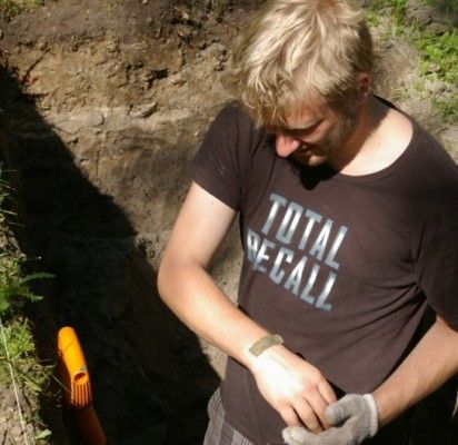 Šurfe 11 archeologai rado pusę žalvarinės išgaubto pjūvio ornamentuotos apyrankės. V. Janušonio nuotr.