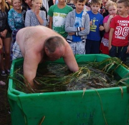 Sugauti plikom rankom žuvį – slidus reikalas.