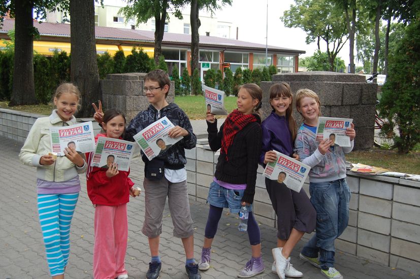 Mažieji laikraščių pardavėjai: nuo „muštynių“ dėl vietos iki tėčio pasiūlymo naudotis garsiakalbiu