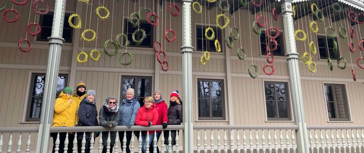 Pasiruošimas Vasario 16-ąjai: Kurhauzas pasipuošė menine - gamtine instaliacija „Laisvės spalvos“