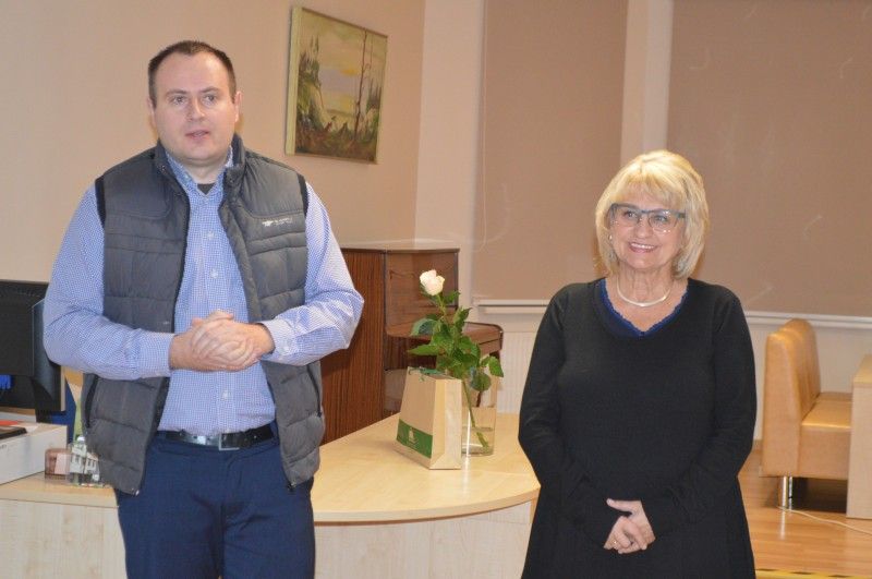 Palangos miesto savivaldybės viešosios bibliotekos Kultūros projektų vadovas Martynas Girininkas pristatė viešnią – žinomą žurnalistę Dalią Kutraitę.