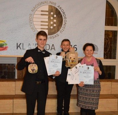 Algirdas Benetis, Mantas Leonardo Lizzi ir mokytoja Nijolė Daukšienė.