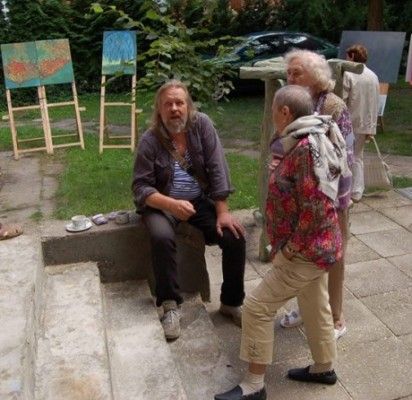 Simpoziumo dalyviai: skulptorius A.Makštutis ir tapytojas A.Ramanauskas su parodos lankytojomis.