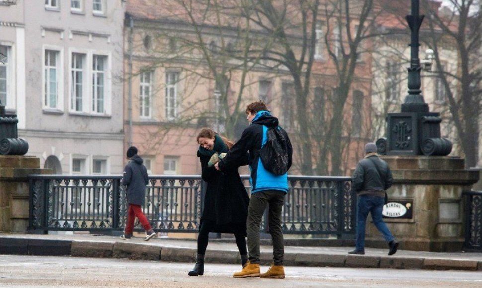 Asociatyvi iliustracija: raginama nelikti abejingiems pamačius smurtaujančius asmenis. / Klaipėdos apskrities VPK nuotr.