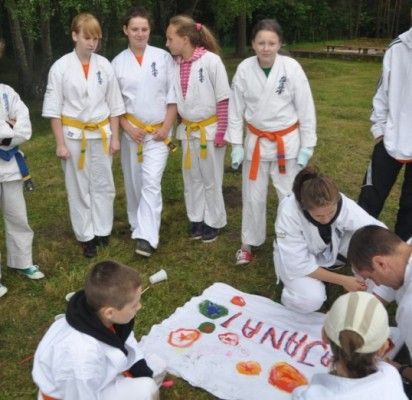 Karatistai pajūryje ne tik ilsėjosi, bet ir sėmėsi žinių