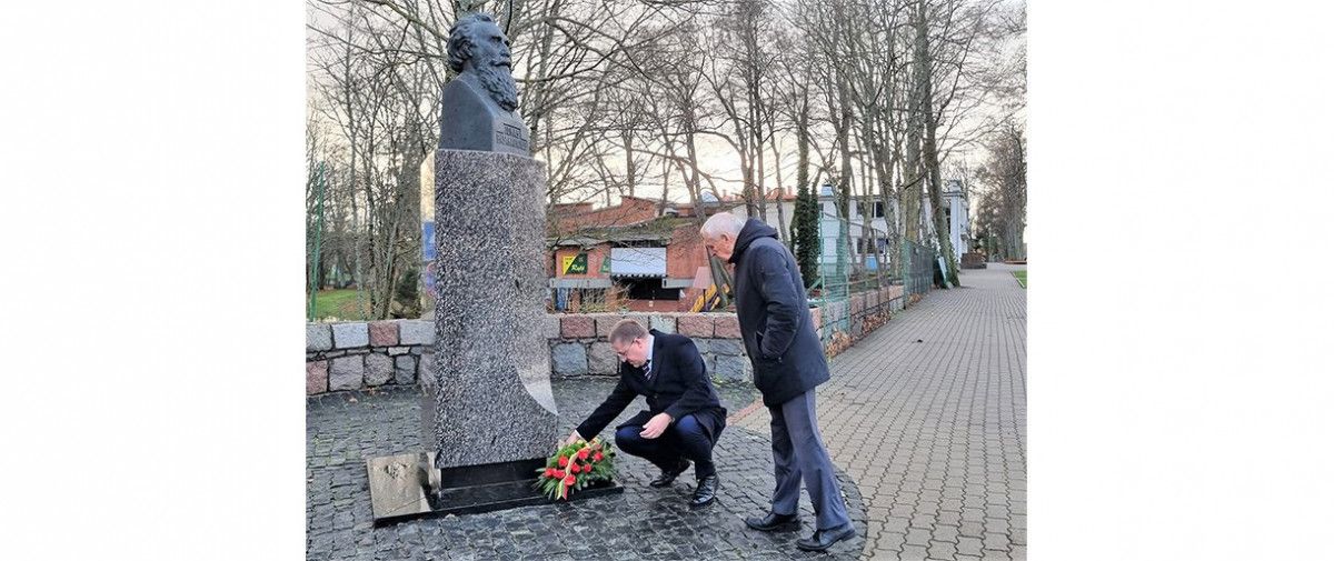Meras Šarūnas Vaitkus ir mero pavaduotojas Rimantas Antanas Mikalkėnas visų palangiškių vardu prie paminklo, skirto J. Basanavičiui, padėjo gėlių