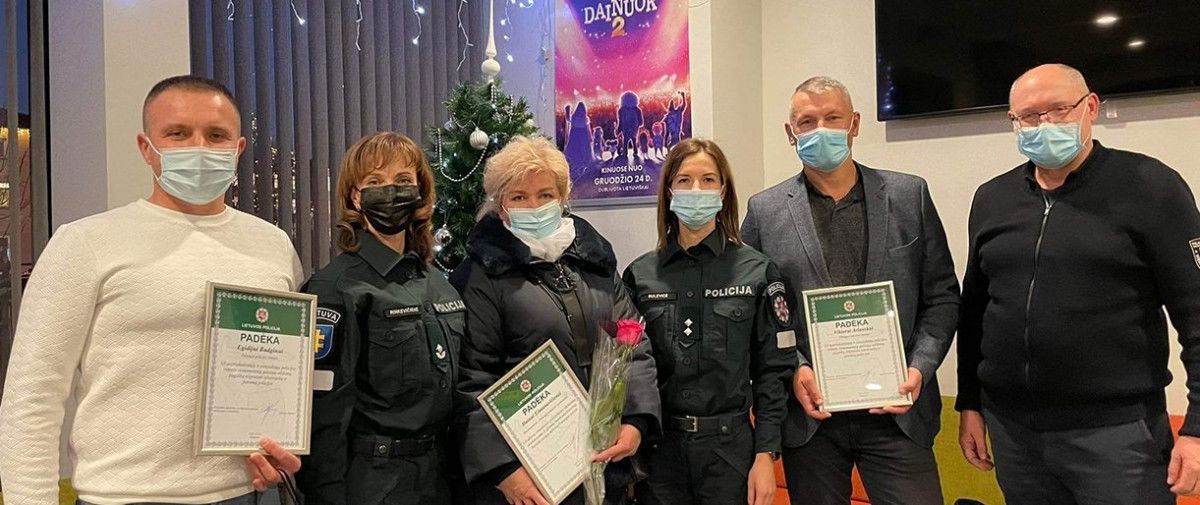Padėkos ir atminimo dovanos įteiktos Palangos policijos rėmėjams: Aurikai Stanislovaitienei, Dianai Lazdauskienei, Egidijui Budginui, Viktorui Arlauskui, Vytautui Gerikui ir bendruomenės „Palangos santarvė“ pirmininkei Dainai Eimanavičienei.