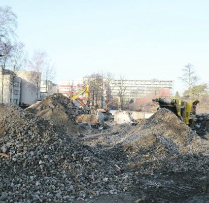 Statybinių atliekų kaupimas griaunamoje Vasaros estradoje įstatymų nepažeidžia