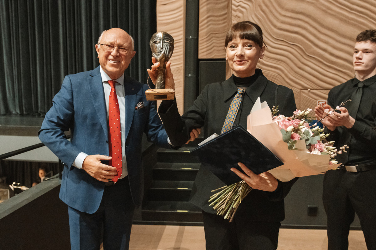 Nominaciją „Mūza“ solistei Ritai Petrauskaitei įteikė Aloyzas Kuzmarskis. Dominyko Mažūno nuotrauka