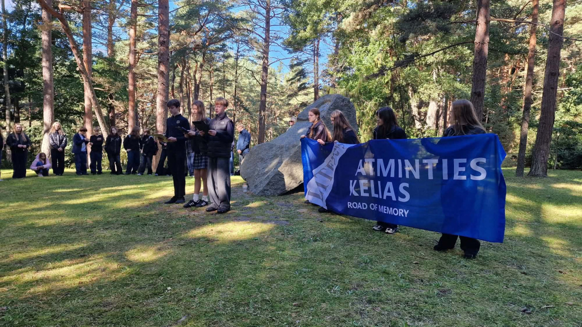 Palangoje paminėta Lietuvos žydų genocido atminimo diena: daugiau nei 150 mokinių žengė „Atminties keliu“