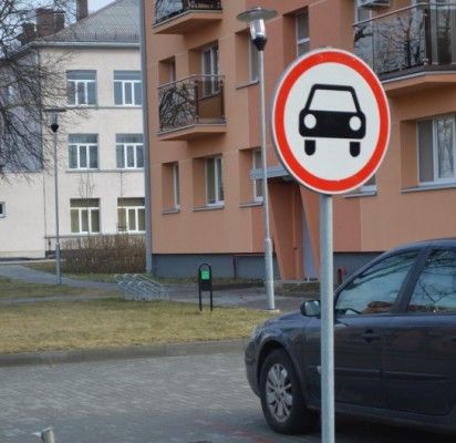 Nesustabdo pašalinių nei įvažiuoti draudžiantis ženklas.