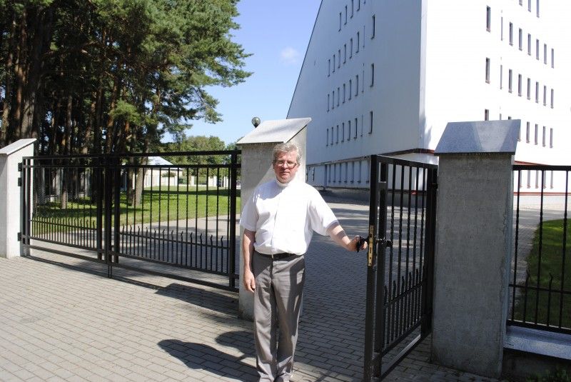 Vidmantas Gricius, Šventosios klebonas, Telšių vyskupijos sprendimu, keliasi į Veiviržėnus Klaipėdos rajone.