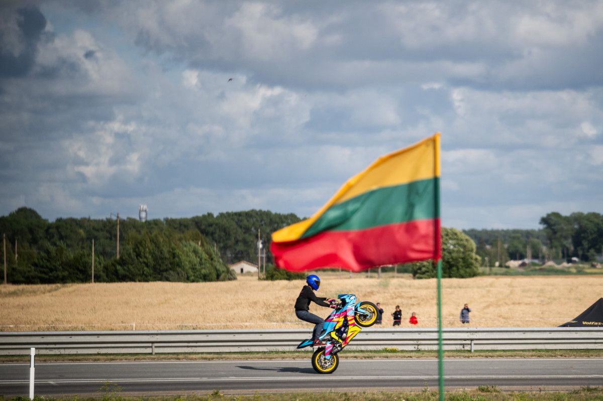 Motociklu ant vieno rato – per „Aurum 1006 km lenktynių“ trasą