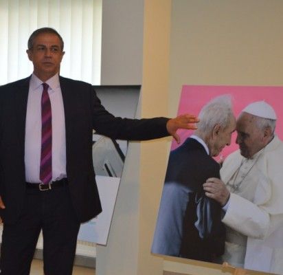 Šią fotografiją Izraelio ambasadorius Amir Maimon įvardijo kaip gražiausią pagarbos, meilės vienas kitam išraišką.