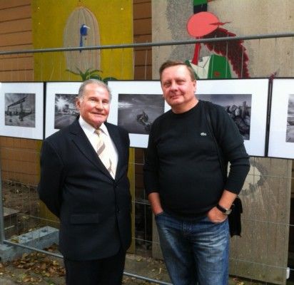 Į V. Janušonio (dešinėje) parodos pristatymą atėjo ir buvęs fotomenininko mokytojas A. Želvys.