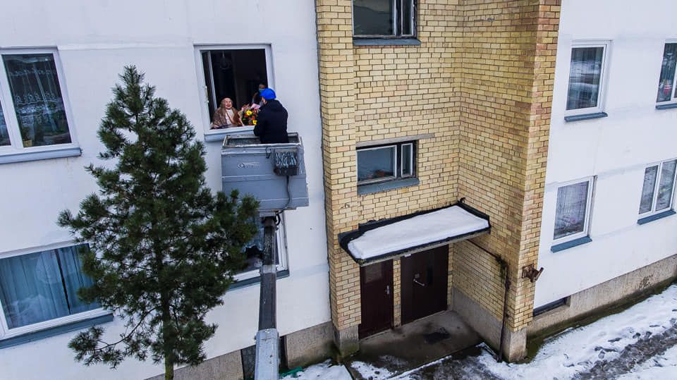Palangos meras Šarūnas Vaitkus pasveikinti 100-etę močiutę gyvenančią antrame aukšte pasitelkė  statybinį keltuvą