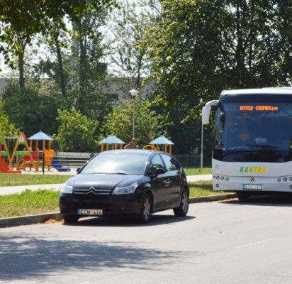 Į kitoje gatvės pusėje esančią naują vaikų žaidimo aikštelę einant perėja pamatyti atvažiuojantį automobilį kliudo čia sustatyti reisiniai autobusai.