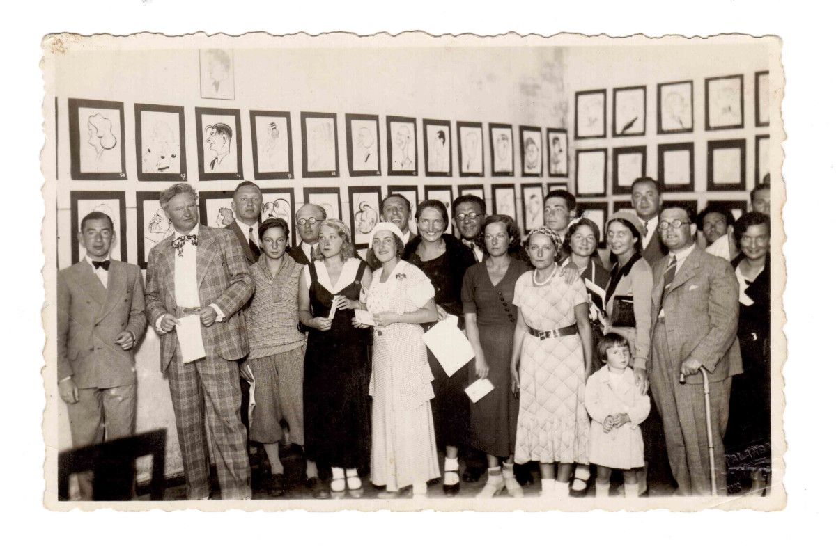 L. Kagano (kairėje) debiutinės parodos atidarymas Palangoje. 1932 m. liepos 28 d.