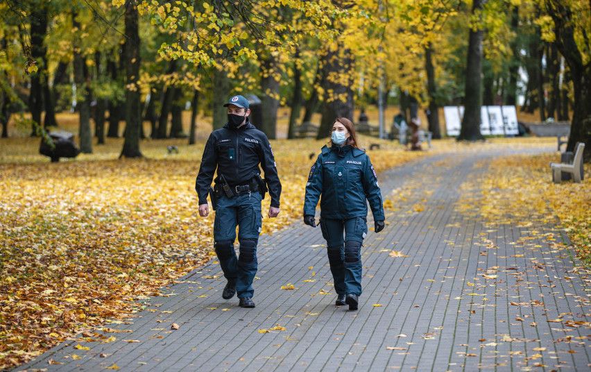 Policija savaitgalį aktyviai ar laikomasi karantino taisyklių - Palangoje asmenų be kaukių nepastebėta