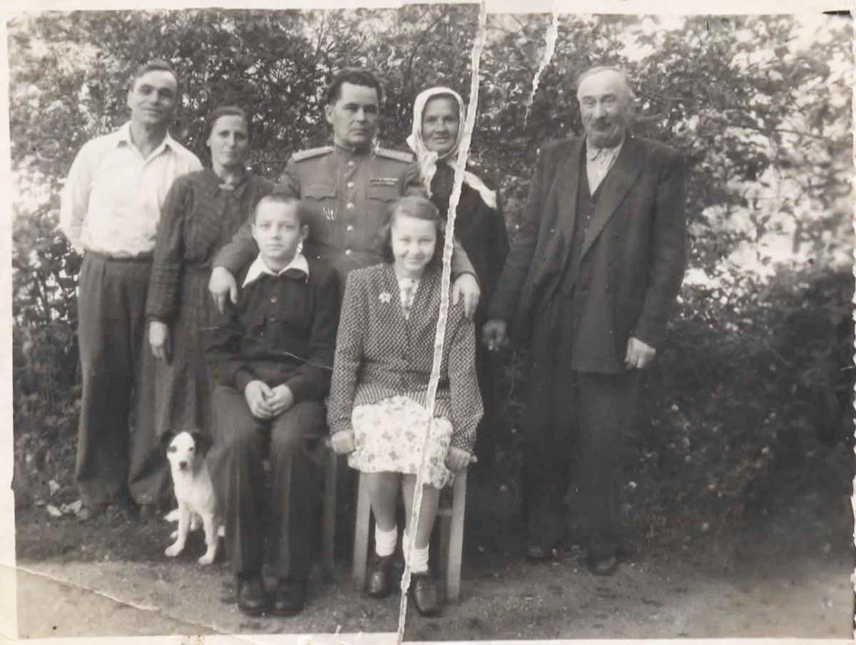 Išsiskyrimo momentas:iš kairės į dešinę stovi K.Paulauskas, A.Paulauskienė,vaikų tėvas,J.Meškienė,S.Meškys. Viduryje-Elena Paulauskaitė ir Justinas Meškys