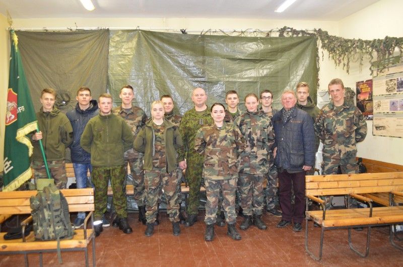 Jaunieji šauliai ir jų vadovai pasakojo apie šaulių veiklą ir kokią naudą ji duoda. Pasirodo, taip ugdomi tikri šalies patriotai, nesibaiminantys jokių galimų pavojų.