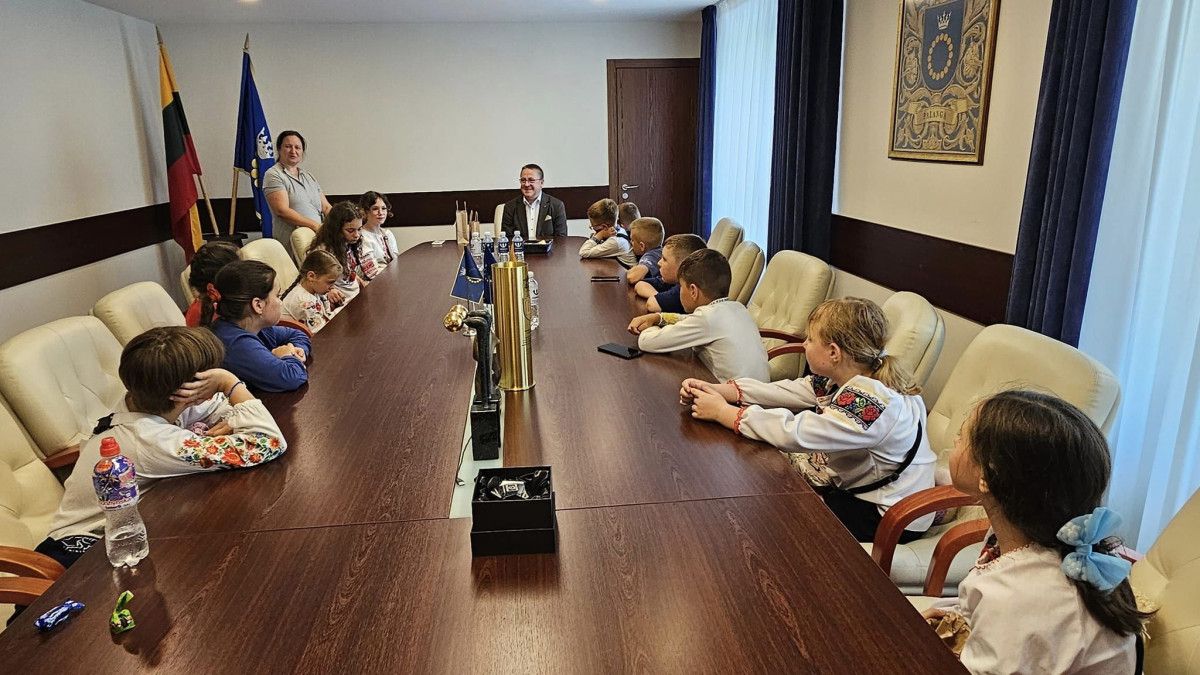 Savivaldybės vadovus aplankė Palangoje stovyklaujantys miesto partnerio, Bučos, vaikai